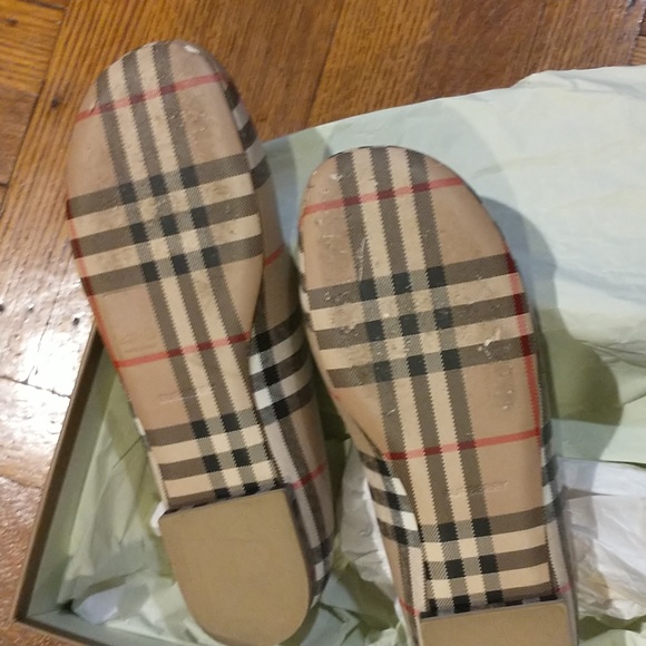 Authentic BURBERRY FLAT SHOES - Picture 3 of 10